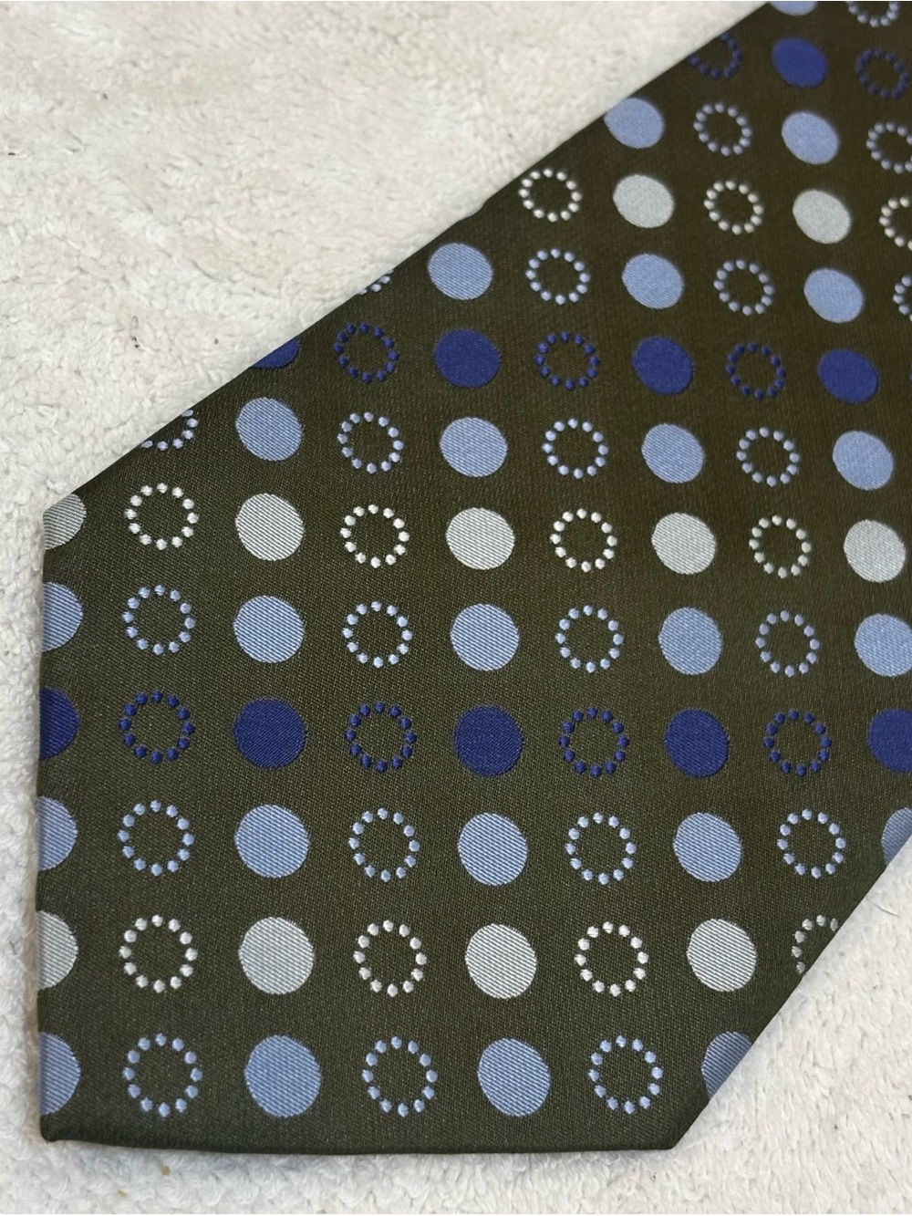 Brand New Stylish Tie By Geoffrey Beene